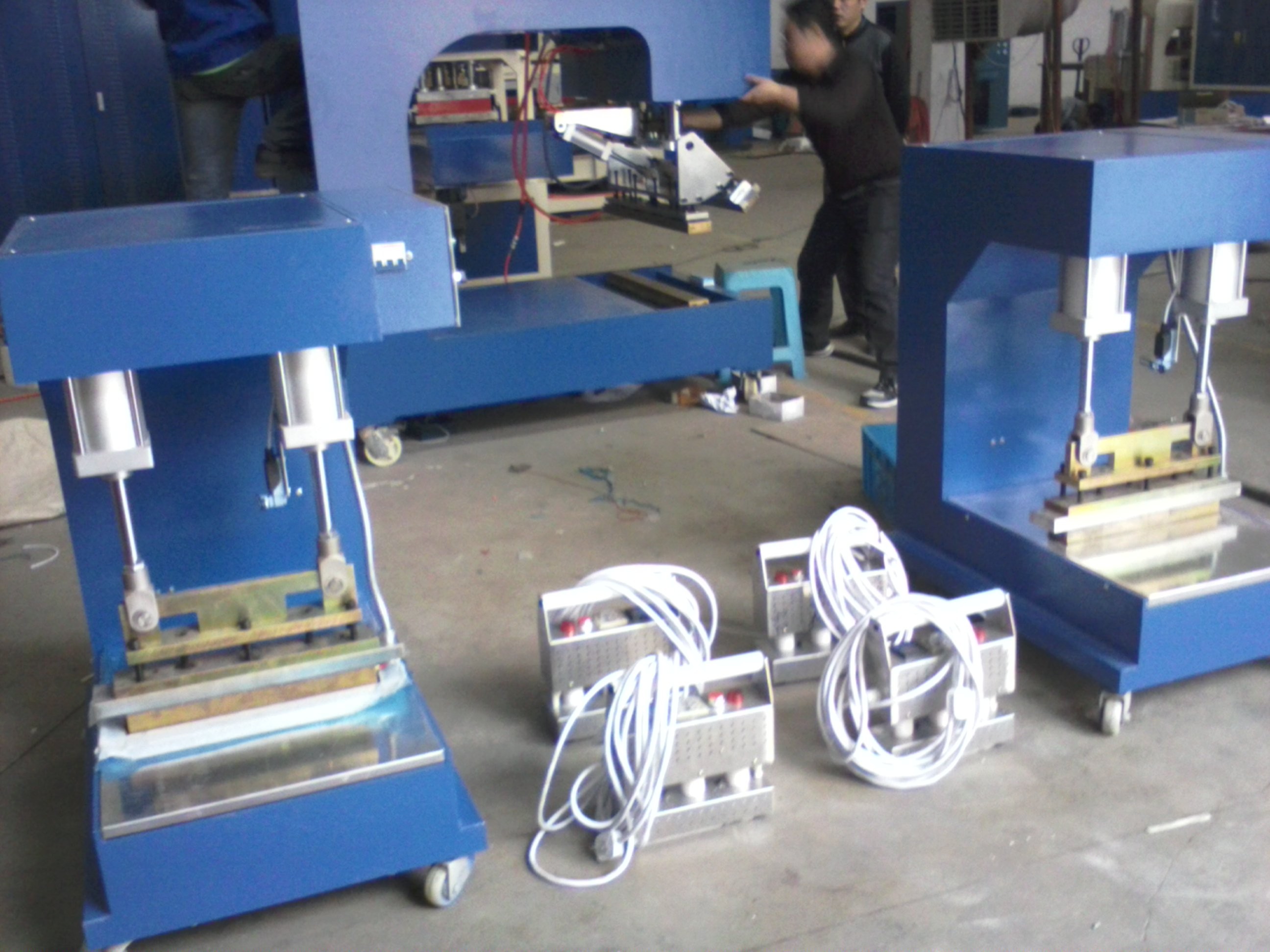 寧波東雄機(jī)電設(shè)備 專業(yè)定做PTFE膜結(jié)構(gòu)工業(yè)與食品輸送帶，引領(lǐng)塑料焊接高周波技術(shù)